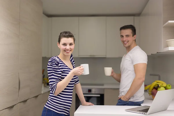 Pareja disfrutando de café mañana — Foto de Stock