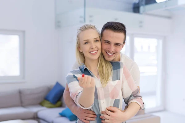 Pareja mostrando pequeña casa roja —  Fotos de Stock