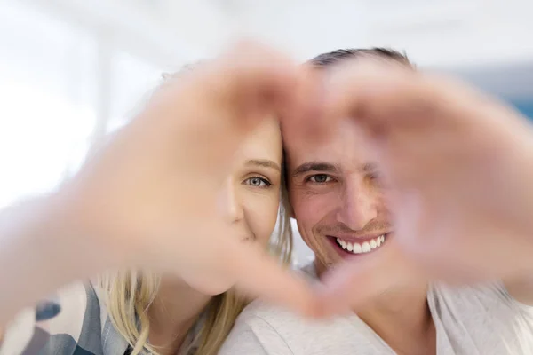 Casal fazendo coração com as mãos — Fotografia de Stock