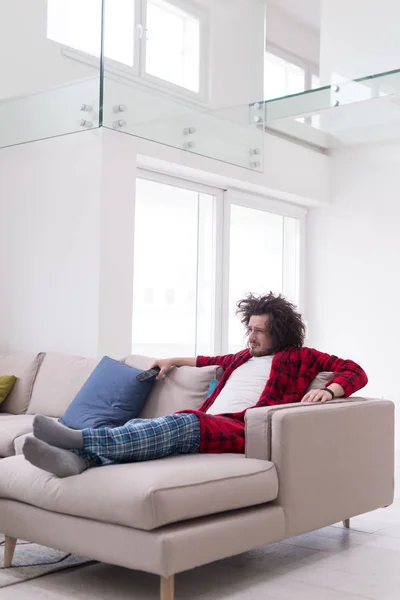 Uomo in accappatoio godendo del tempo libero — Foto Stock