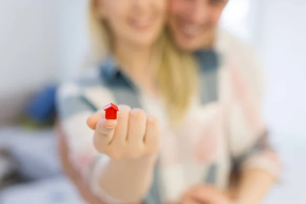 Pareja mostrando pequeña casa roja —  Fotos de Stock