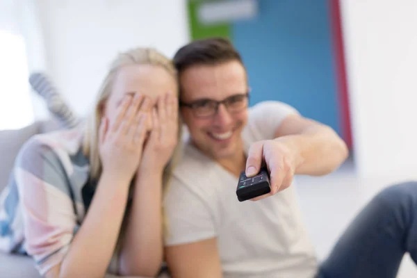 Pareja joven viendo la televisión —  Fotos de Stock