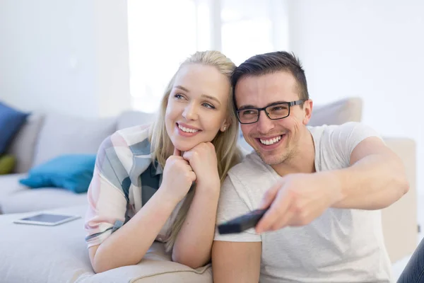 Jeune couple à regarder la télévision — Photo