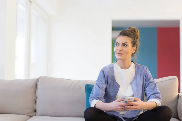 Woman using mobile phone — Stock Photo, Image