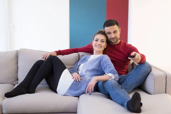 Unga par på TV — Stockfoto