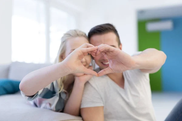 Casal fazendo coração com as mãos — Fotografia de Stock