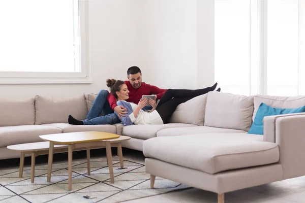 Ouple relaxing at home using tablet — Stock Photo, Image