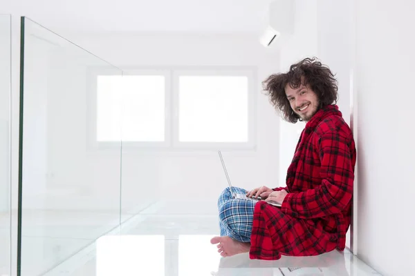 Freelancer en albornoz trabajando desde casa — Foto de Stock