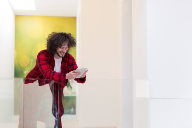 Freelancer bornoz çalışan ev içinde