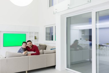 Kaç sarılma ve kanepede rahatlatıcı