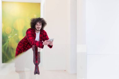 Freelancer bornoz çalışan ev içinde