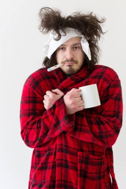 Grip ve ateş ile genç adam