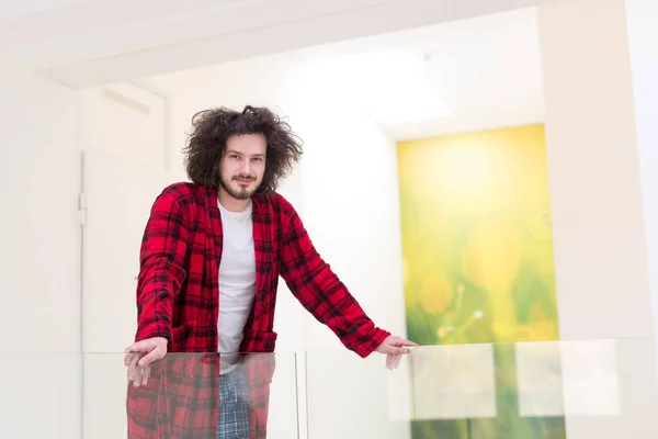 Porträt eines jungen Mannes im Bademantel — Stockfoto