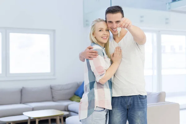 Feliz sorriso jovem casal abraçando — Fotografia de Stock