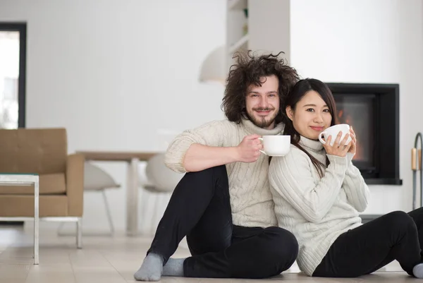 Jovem romântico casal multiétnico — Fotografia de Stock