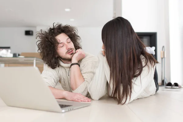 Jonge multi-etnisch paar met behulp van laptop — Stockfoto