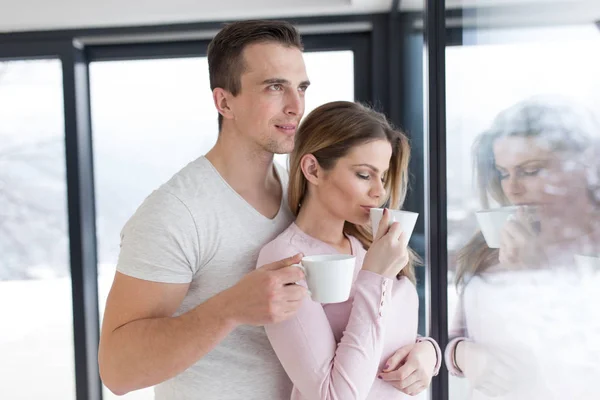 Jeune couple dégustant le café du matin — Photo