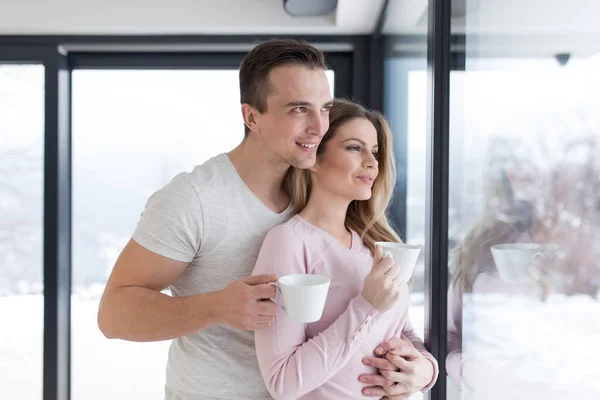 Jong (echt) paar genieten van's ochtends koffie — Stockfoto