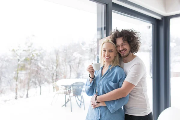 Romântico feliz jovem casal — Fotografia de Stock