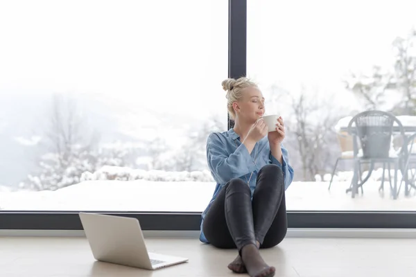 Kvinna som använder bärbar dator — Stockfoto