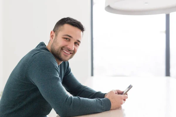 Joven hombre de negocios casual usando smartphone —  Fotos de Stock