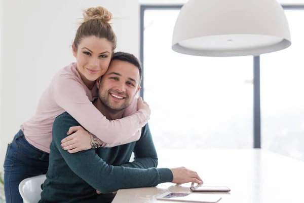 Gelukkige jonge mooie paar knuffelen — Stockfoto