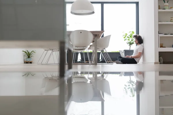 Man met laptop — Stockfoto