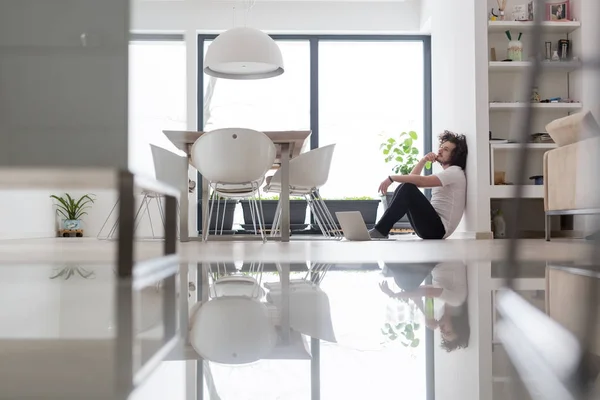 Hombre usando ordenador portátil — Foto de Stock