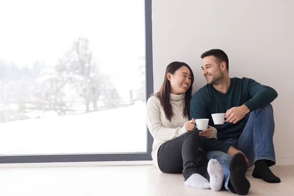 Feliz jovem casal multiétnico — Fotografia de Stock