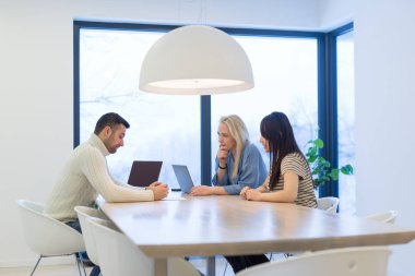 İş adamları iş planını tartışıyor