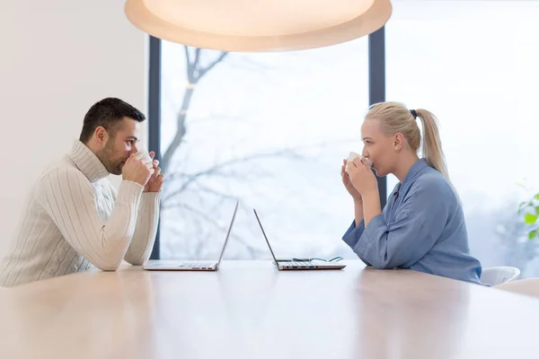 Gli uomini d'affari discutono di business plan — Foto Stock