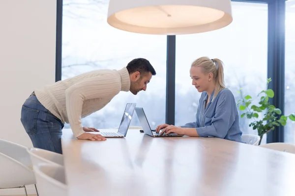 Gli uomini d'affari discutono di business plan — Foto Stock