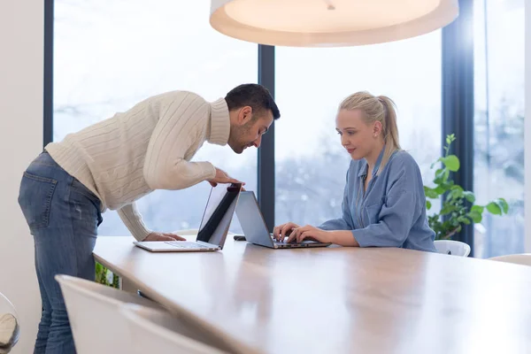 Gente de negocios discutiendo plan empresarial —  Fotos de Stock