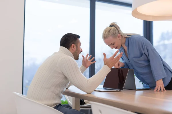 Empresários discutindo plano de negócios — Fotografia de Stock