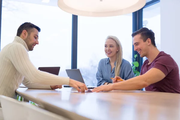 Grupo de jóvenes empresarios — Foto de Stock