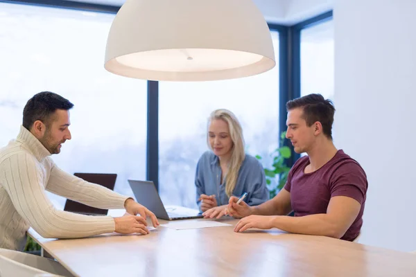 Groupe de jeunes entrepreneurs — Photo