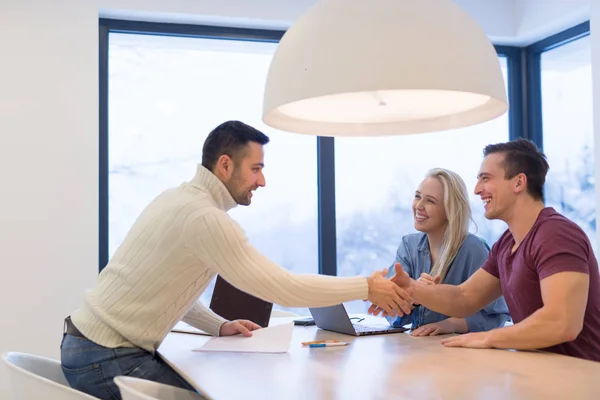 Grupo de jóvenes empresarios — Foto de Stock