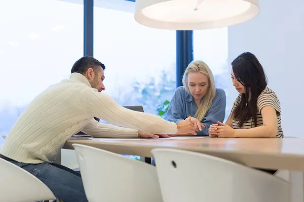 Gente de negocios discutiendo plan empresarial —  Fotos de Stock