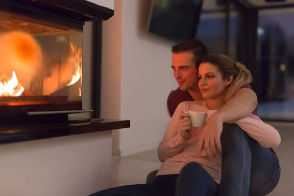 暖炉の前で幸せなカップル — ストック写真