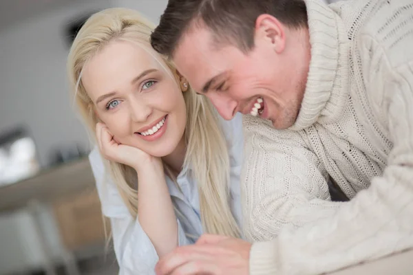 Couple on floor in front of fireplace — Stock Photo, Image