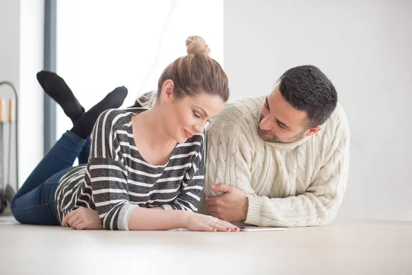 Casal jovem usando tablet digital no dia frio de inverno — Fotografia de Stock