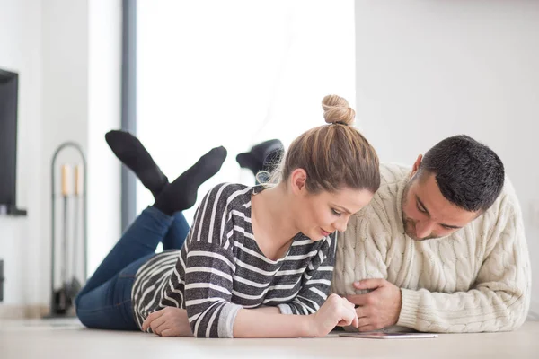 Casal jovem usando tablet digital no dia frio de inverno — Fotografia de Stock