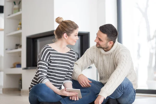 Pareja joven usando tableta digital en el frío día de invierno —  Fotos de Stock