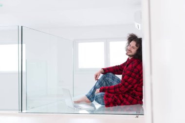 Freelancer bornoz çalışan ev içinde