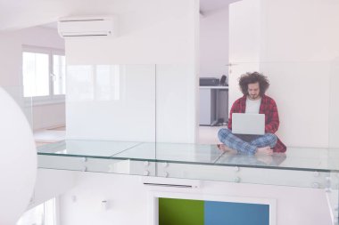 Freelancer bornoz çalışan ev içinde