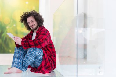 Freelancer bornoz çalışan ev içinde