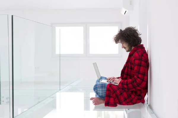 Freelancer w szlafrok praca w domu — Zdjęcie stockowe