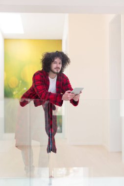 Freelancer bornoz çalışan ev içinde