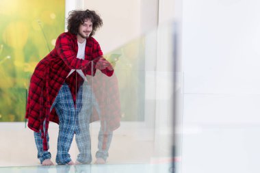 Freelancer bornoz çalışan ev içinde