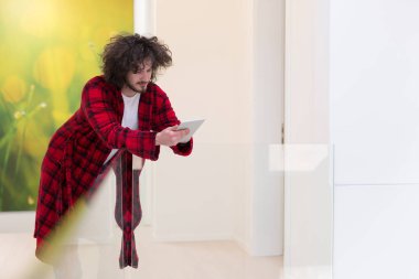 Freelancer bornoz çalışan ev içinde